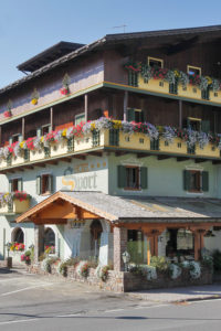 Hotel-Sport-Sappada-Dolomiti-Hotel-in-centro-a-Sappada-vicino-alle-piste-11-200x300