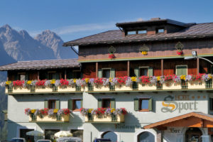 Hotel-Sport-Sappada-Dolomiti-Hotel-in-centro-a-Sappada-vicino-alle-piste-12-300x200