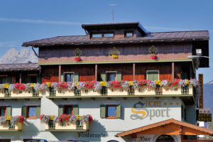 Hotel-Sport-Sappada-Dolomiti-Hotel-in-centro-a-Sappada-vicino-alle-piste-13-300x200