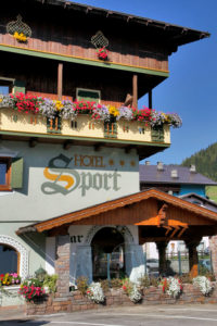 Hotel-Sport-Sappada-Dolomiti-Hotel-in-centro-a-Sappada-vicino-alle-piste-15-200x300
