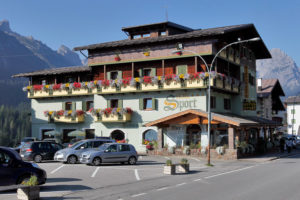 Hotel-Sport-Sappada-Dolomiti-Hotel-in-centro-a-Sappada-vicino-alle-piste-2-300x200