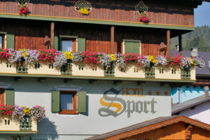 Hotel-Sport-Sappada-Dolomiti-Hotel-in-centro-a-Sappada-vicino-alle-piste-5-300x200